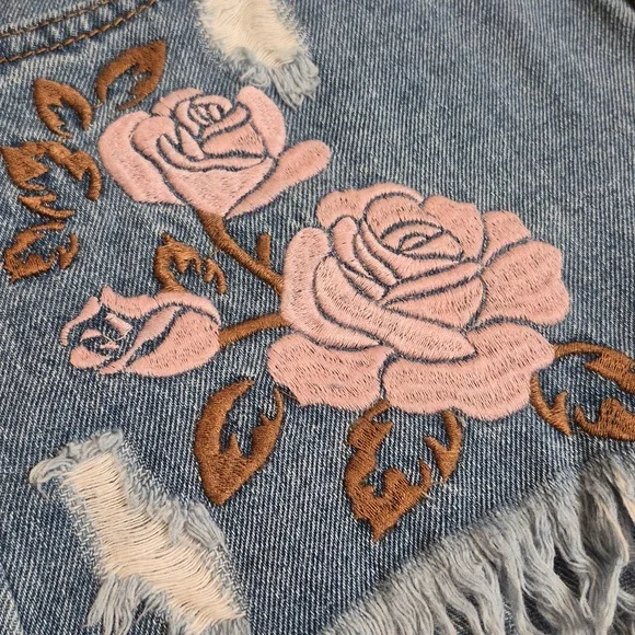Ontwelfth Distressed Embroidered Flowers Raw Him High-rise Denim Shorts, Size 28 - Picture 5 of 10